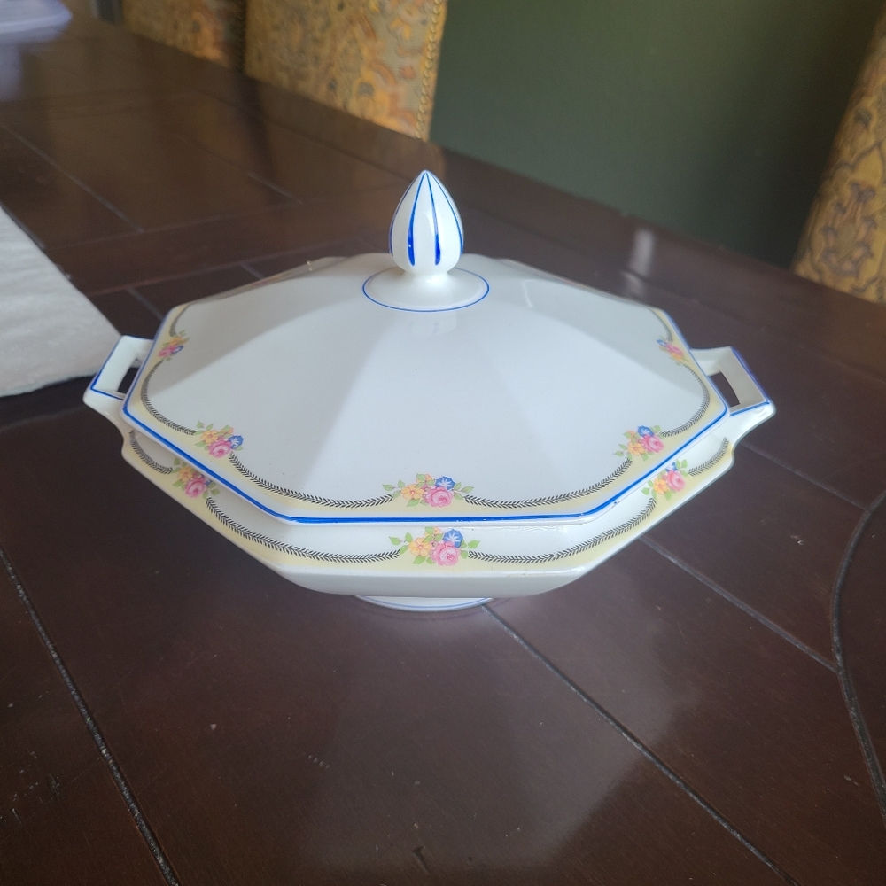 1940s Johnson Brothers octagonal floral covered dish❤️